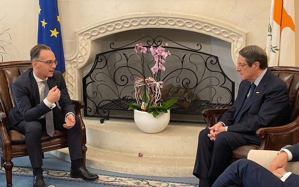 χάικο-μάας-το-μπρος-πίσω-της-αγκυρ-561115270