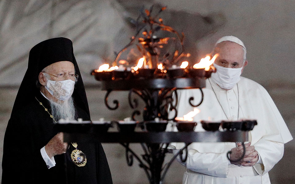 κοινή-προσευχή-στην-εποχή-του-κορωνοϊ-561124747