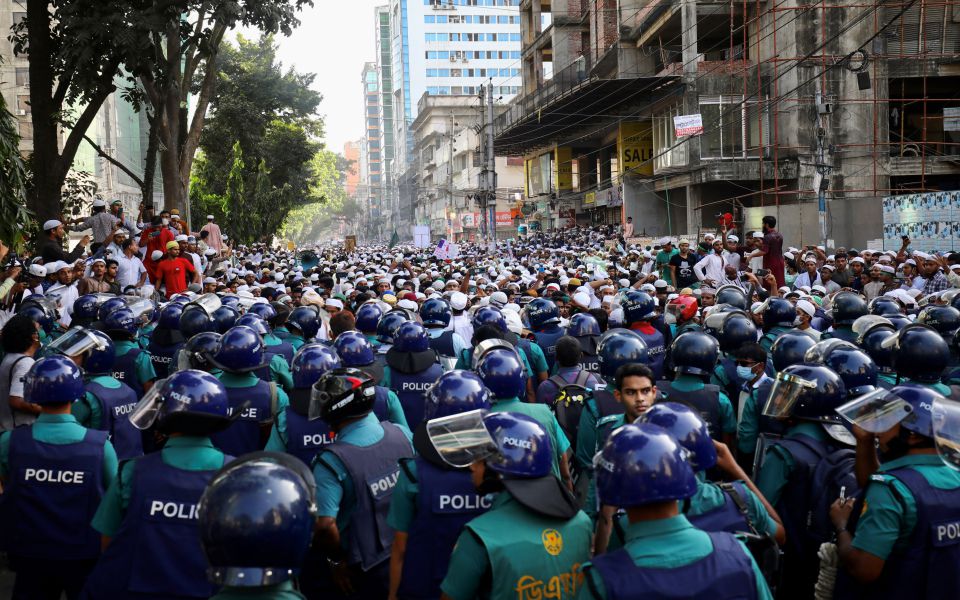 Μπαγκλαντές: Δεκάδες χιλιάδες μουσουλμάνοι διαδήλωσαν κατά του Μακρόν-1