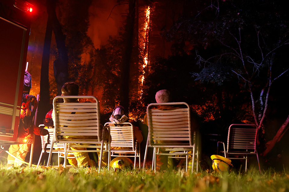 Παρατηρώντας την φωτιά