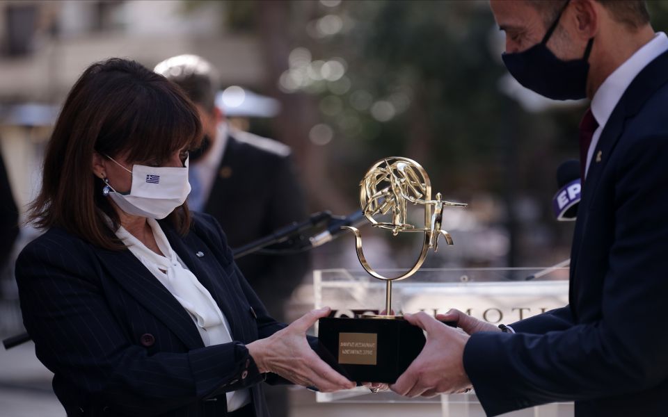 θεσσαλονίκη-στη-δημοτική-πινακοθήκη-cas-561133558