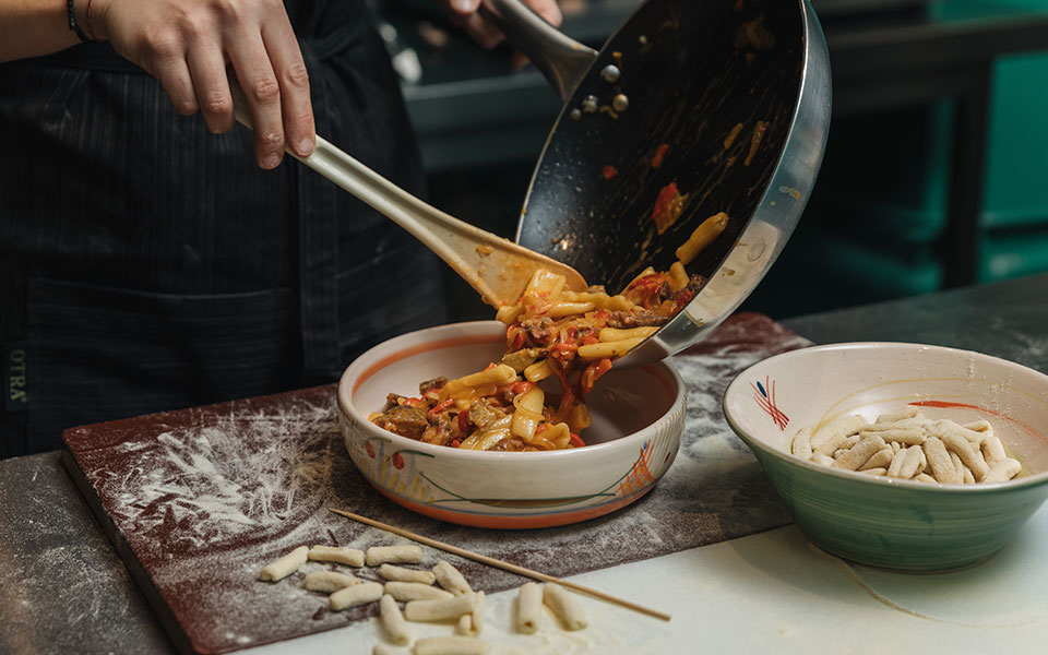 μακαρονάδες-καριόκες-και-συμπάθεια-561133279