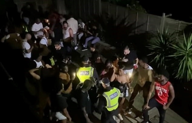 Βρετανία: Παράνομο πάρτι σε σπίτι νοικιασμένο από ψηφιακή πλατφόρμα (εικόνες)-1