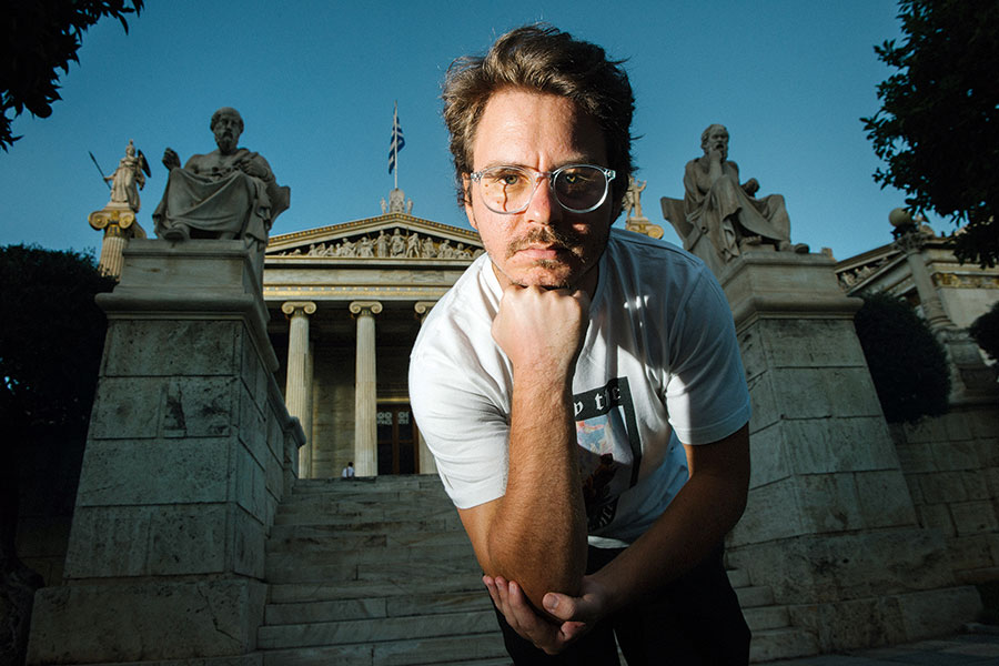 Τα πρόσωπα πίσω από τους «σταρ» του ελληνικού Facebook-2