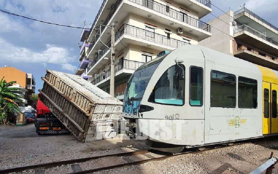 κοντέινερ-χτύπησε-συρμό-του-προαστια-561107215