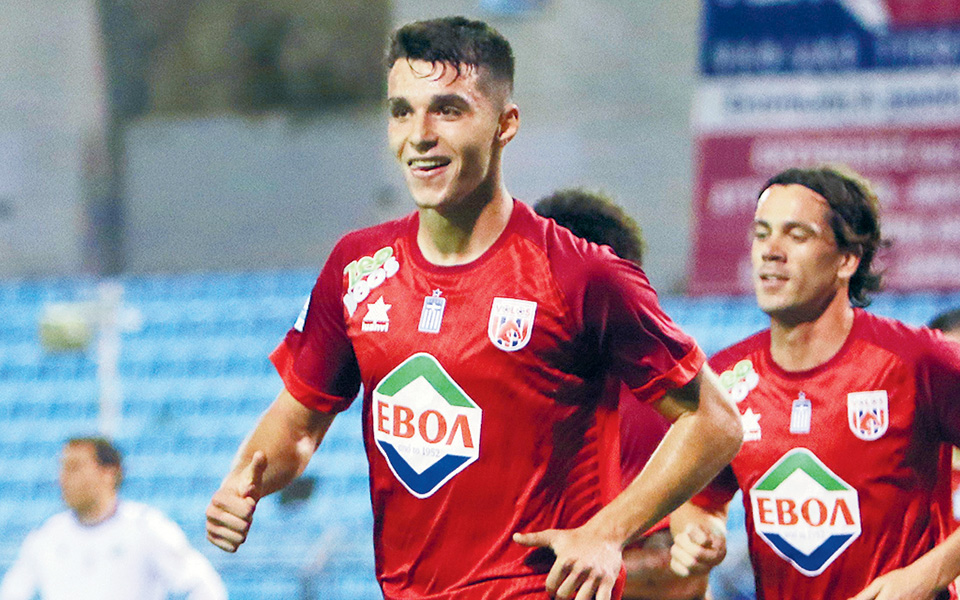 αγωνιστική-με-ένταση-και-στραβοπατή-561105430