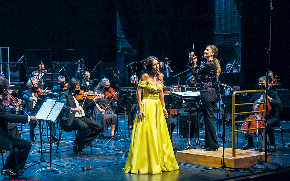 συγκίνηση-αμηχανία-και-άδεια-καθίσμα-561105739