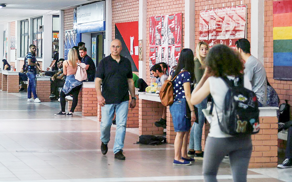 με-sms-στους-πρωτοετείς-οι-κωδικοί-των-γρ-561108628