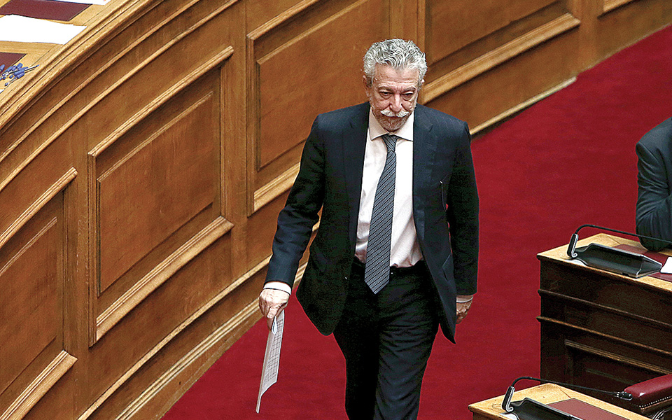 εντονοι-τριγμοί-σε-κουμουνδούρου-λόγ-561109891