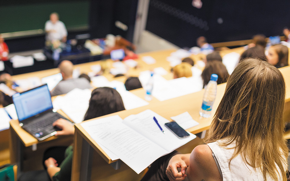 μετέωροι-απόφοιτοι-παρά-την-εξειδί-561116086