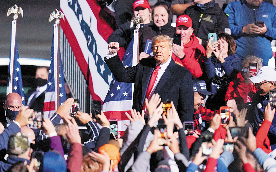 σε-αμυντικό-ρόλο-ο-τραμπ-561117379