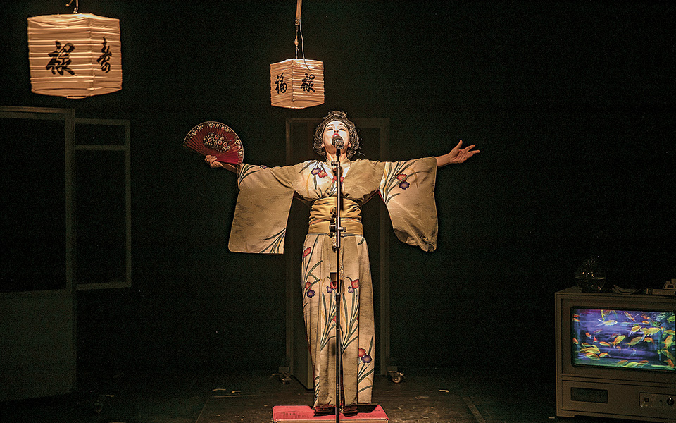 μαύρη-κωμωδία-σε-μια-παράξενη-σεζόν-561119440