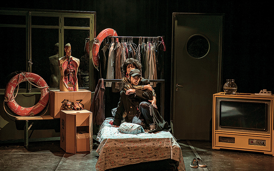 Μαύρη κωμωδία σε μια παράξενη σεζόν-1