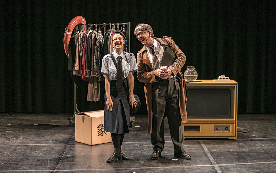 Μαύρη κωμωδία σε μια παράξενη σεζόν-2