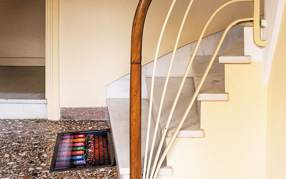 η-μυρωδιά-της-αθηναϊκής-πολυκατοικία-561130588