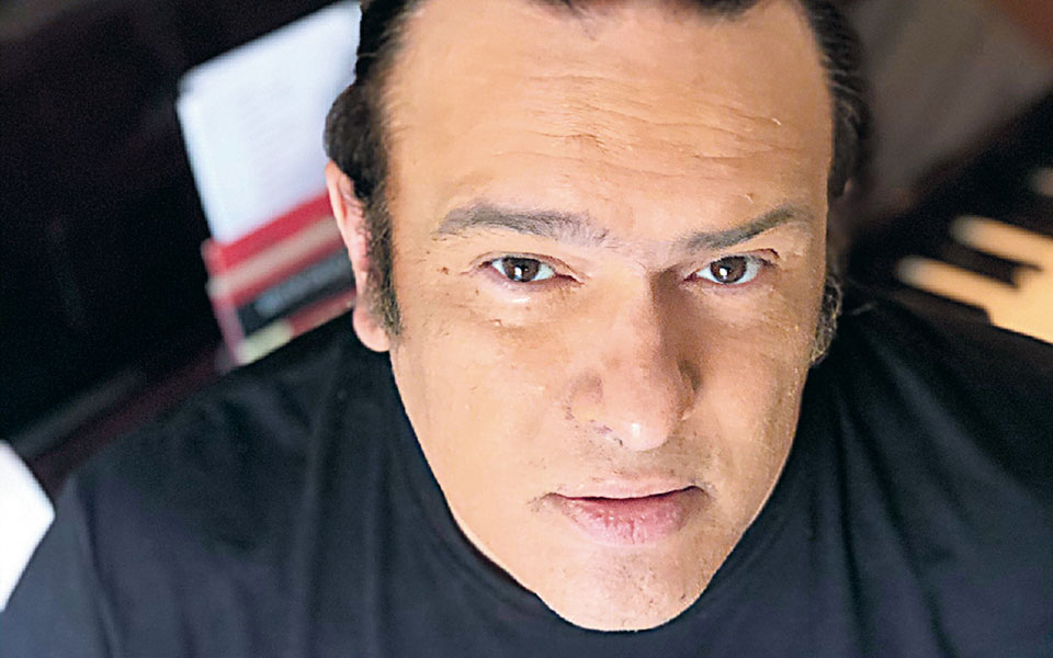 ενα-εικοσιτετράωρο-με-τον-τραγουδοπο-561130570