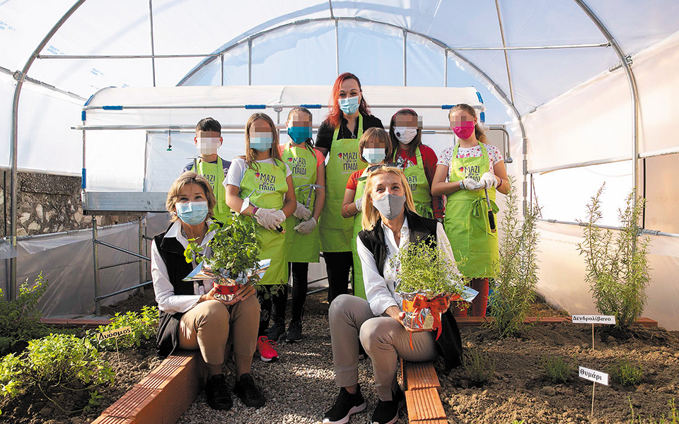 το-μαζί-για-το-παιδί-αγκαλιάζει-τους-561127504