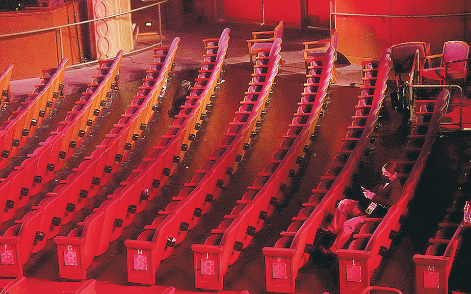 τελεσίγραφο-για-αυλαία-από-θεατρικ-561129001