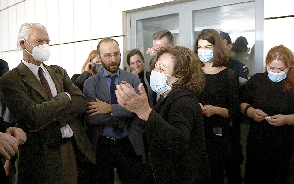 η-στιγμή-ανακούφισης-για-τα-θύματα-561128281