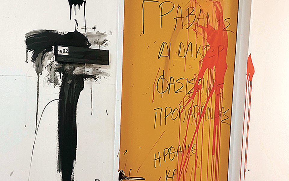 νέα-απειλητικά-μηνύματα-κατά-καθηγητ-561128695