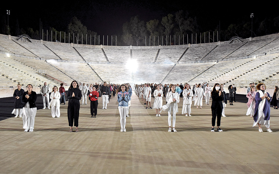 «Ας κρατήσουν οι χοροί» για το ’21-1