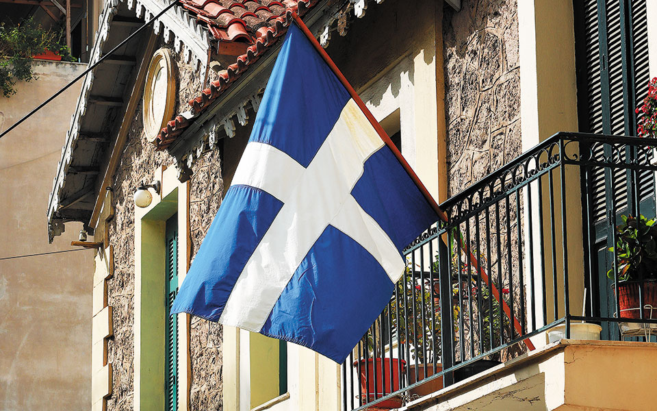 υψηλά-το-εθνικό-φρόνημα-αλλά-λιτοί-οι-φ-561134395