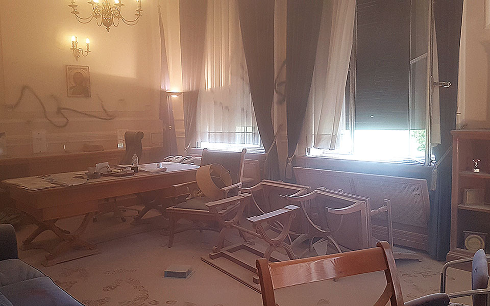 καταδρομική-επίθεση-στο-γραφείο-του-π-561137059