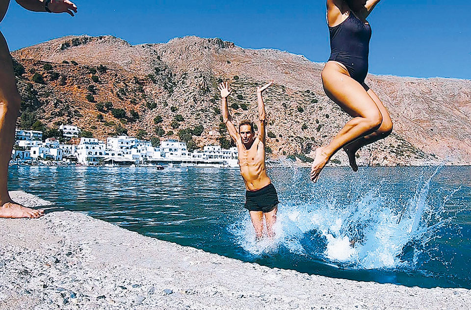 «Weswim»: το κίνημα που θα μας κάνει όλους χειμερινούς κολυμβητές-1