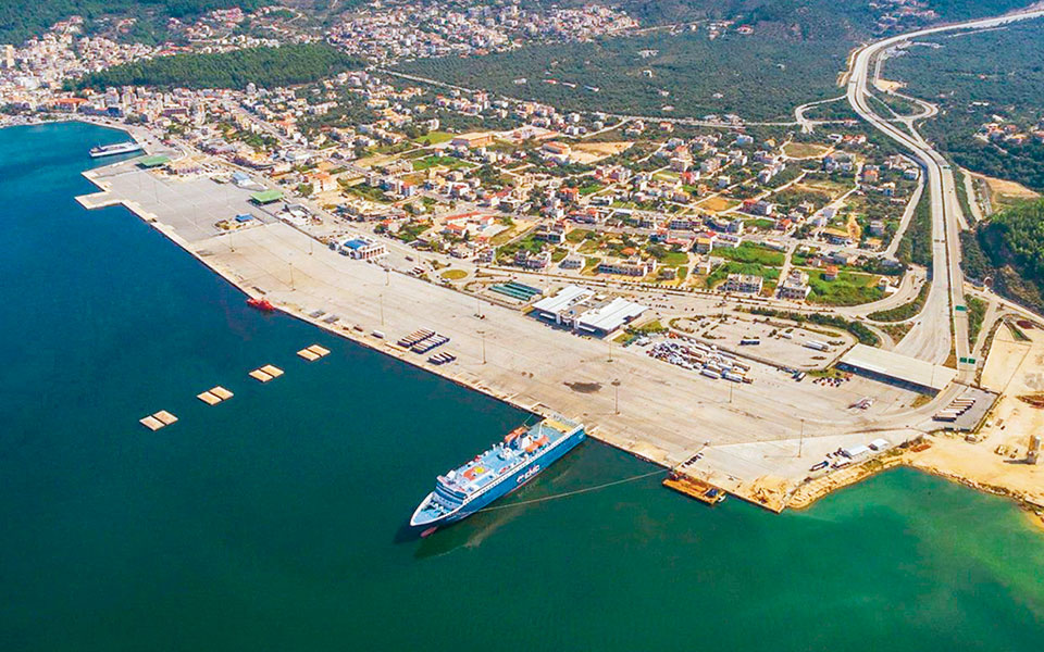 εννέα-σχήματα-για-το-λιμάνι-της-ηγουμε-561138571