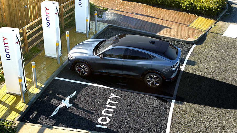 Η Ford απαλλάσσει τους κατόχους της ηλεκτρικής Mustang Mach-E από το άγχος της φόρτισης-1