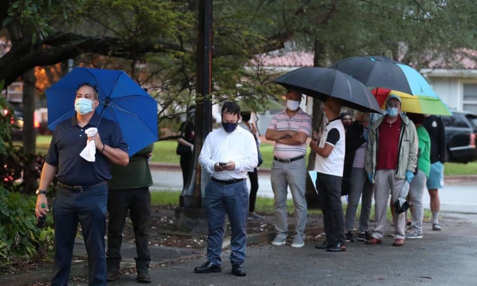 ηπα-ουρές-πολιτών-μέσα-στη-βροχή-στην-π-561123553