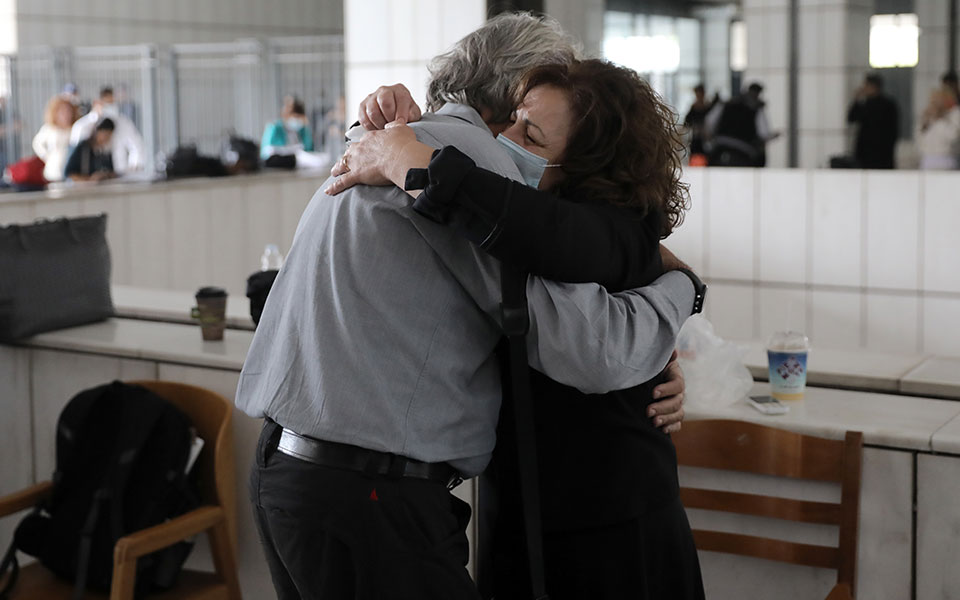 δάκρυα-και-λυγμοί-ανακούφισης-από-τη-μ-561127555