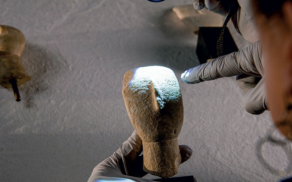 τα-μυστήρια-των-σπασμένων-ειδωλίων-561108835