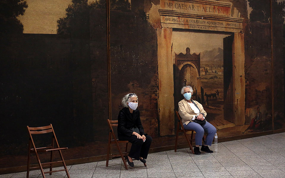 επελαύνει-ο-κορωνοϊός-865-νέα-κρούσματα-561126154