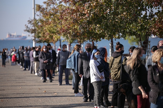 Μεγάλες ουρές για τεστ κορωνοϊού στη Θεσσαλονίκη (εικόνες)-1
