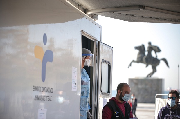 Μεγάλες ουρές για τεστ κορωνοϊού στη Θεσσαλονίκη (εικόνες)-3