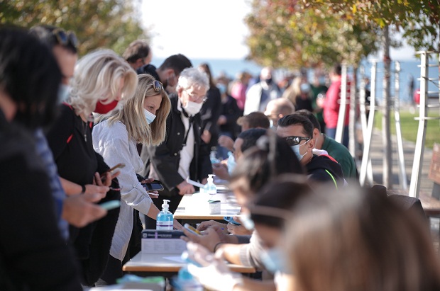 Μεγάλες ουρές για τεστ κορωνοϊού στη Θεσσαλονίκη (εικόνες)-2