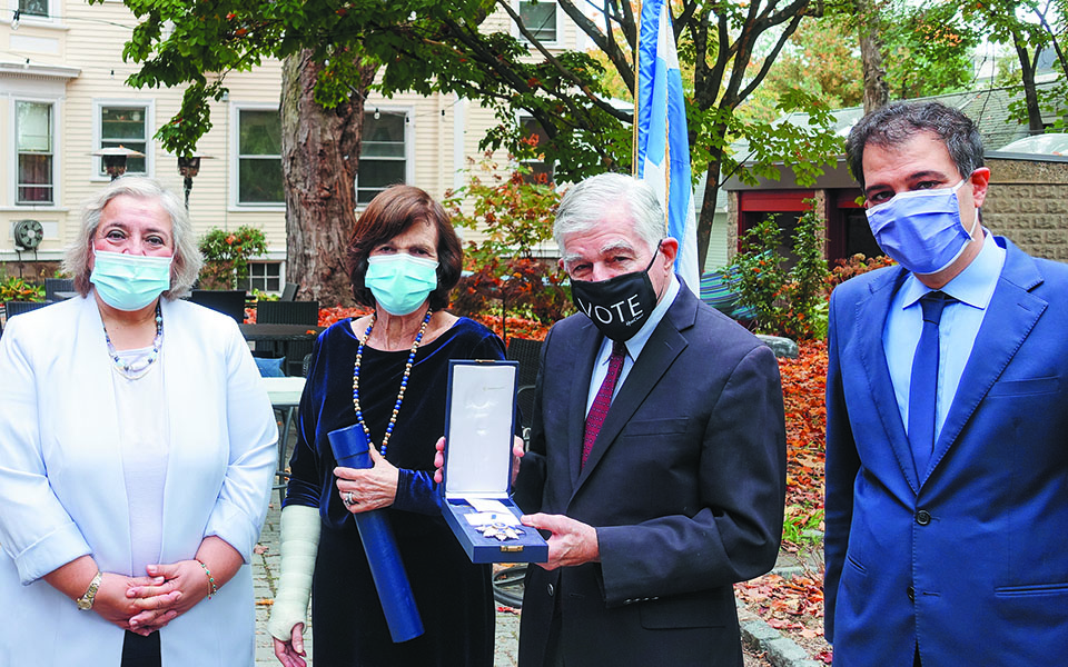 η-ελλάδα-τίμησε-τον-μάικλ-δουκάκη-για-τ-561139033