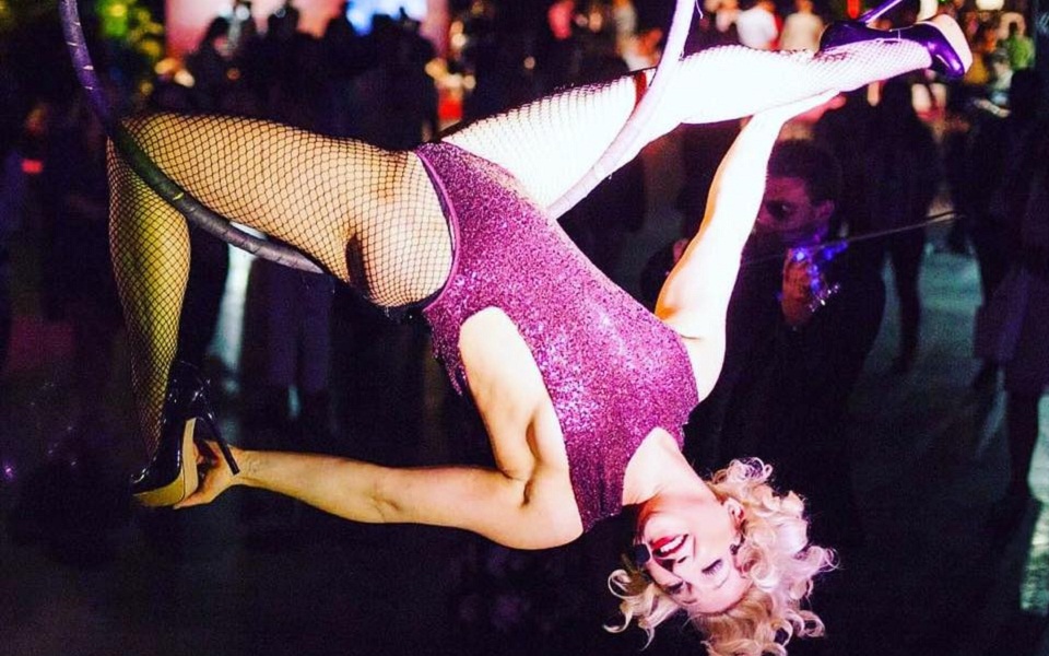 ηπα-ακροβατώντας-μεταξύ-ανεργίας-και-561125428