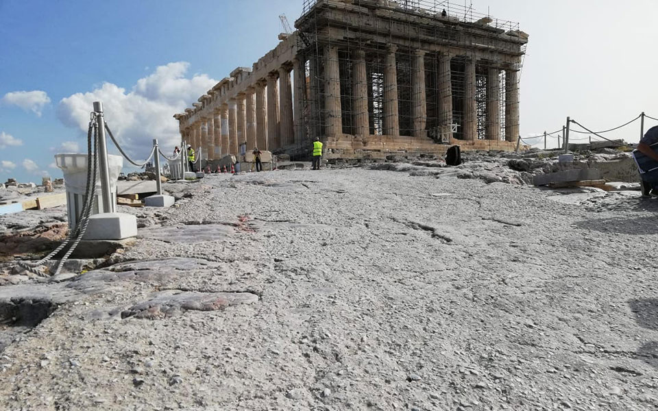 τσιμεντώθηκε-όντως-ο-βράχος-της-ακρόπ-561139258