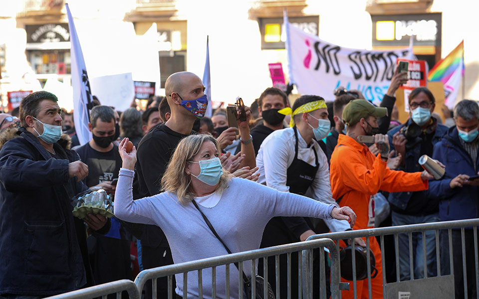 Καταλωνία: Επεισόδια μετά την απόφαση για 15ημερο κλείσιμο μπαρ και εστιατορίων-2