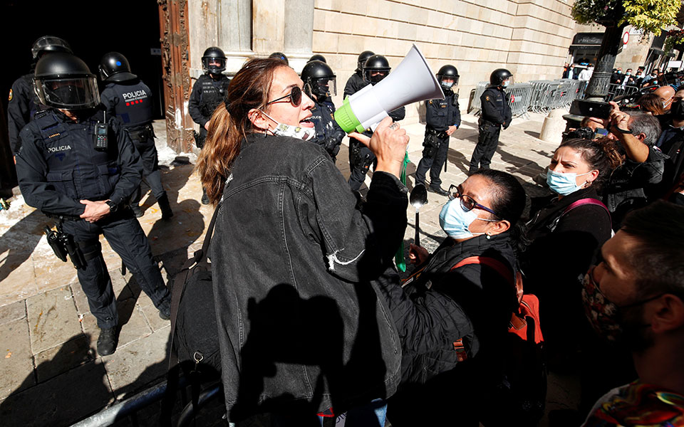 Καταλωνία: Επεισόδια μετά την απόφαση για 15ημερο κλείσιμο μπαρ και εστιατορίων-1