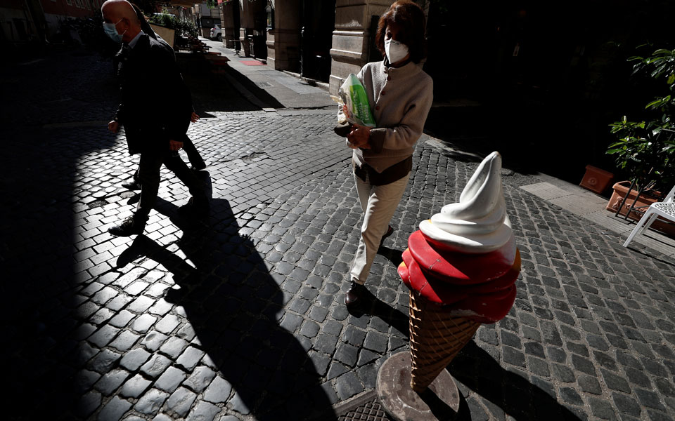 Συναγερμός στην Ευρώπη λόγω Covid: Νέα μέτρα για τον περιορισμό της διασποράς-2