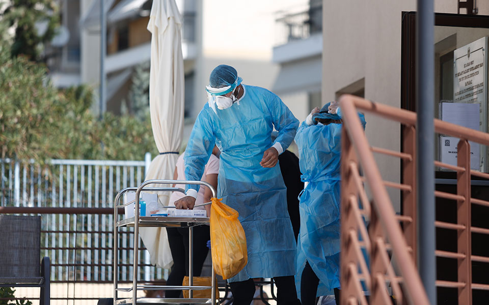 ξεπέρασαν-το-φράγμα-των-2-000-τα-κρούσματα-561139129