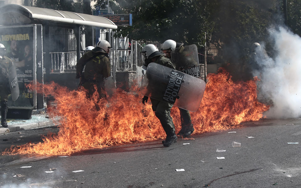 Δίκη Χρυσής Αυγής: Πανηγυρισμοί και επεισόδια μετά την δικαστική απόφαση-6