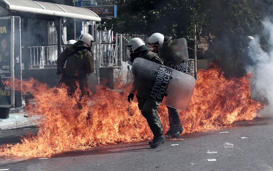 ελ-ασ-150-βόμβες-μολότοφ-κατά-αστυνομικώ-561107791