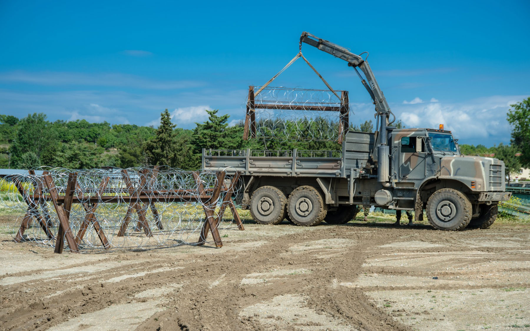 Έβρος: Τεχνητά εμπόδια και θέσεις μάχης κατασκευάζουν οι Ένοπλες Δυνάμεις (εικόνες)-2