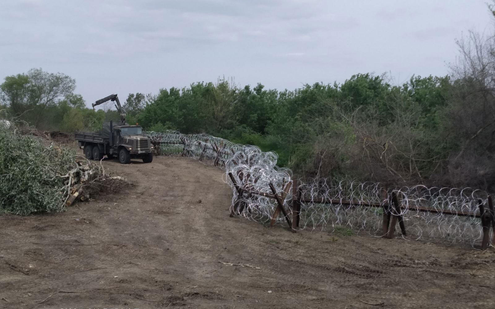 Έβρος: Τεχνητά εμπόδια και θέσεις μάχης κατασκευάζουν οι Ένοπλες Δυνάμεις (εικόνες)-1