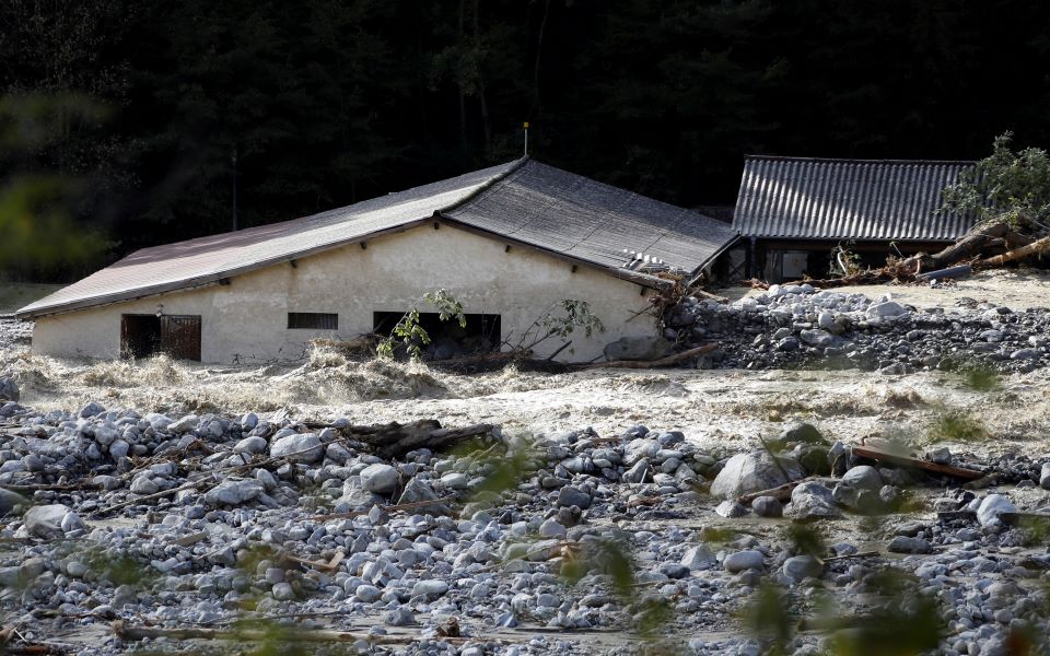 πλημμύρες-και-κατολισθήσεις-σε-ιταλί-561103780