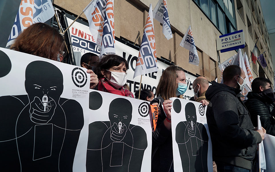 θέλουμε-προστασία-γάλλοι-αστυνομι-561113761